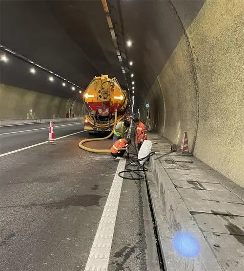 广宁隧道排水渠清淤